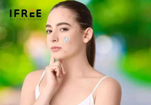 Da mụn dùng kem chống nắng